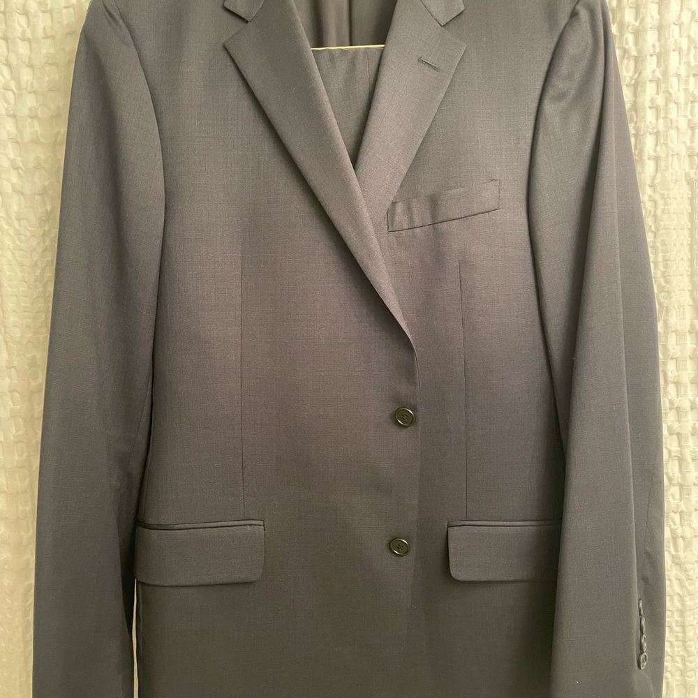 Unworn dark Navy blue 44L Hickey Freeman suit.